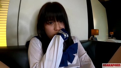 18 år gammel japansk jente med små pupper spruter og orgasmer med fingerknulling og sexleketøy. Asiatisk jente i skolecosplay-kostyme gir blowjobs i amatørvideo. Mao 7 OSAKAPORN.