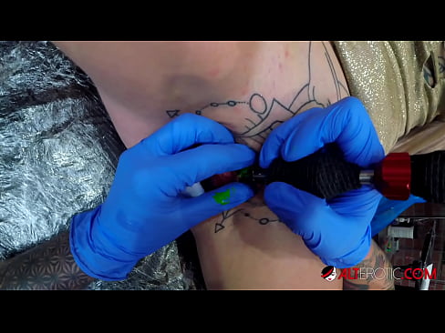 ❤️ Ekstremt tatovert hottie Sully Savage tok en tatovering på klitoris ☑ Jævla video på porno no.dreamlandpassionfever.ru ❌❤